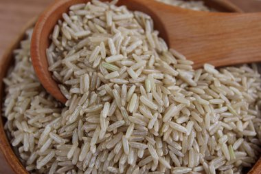 Kahverengi pirinç bir ahşap plaka üzerinde