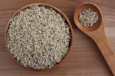 Kahverengi pirinç bir ahşap plaka üzerinde