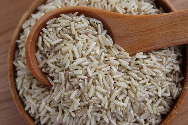 Kahverengi pirinç bir ahşap plaka üzerinde