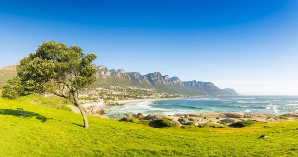 Camps Bay en Ciudad del Cabo, Sudáfrica — Foto de Stock
