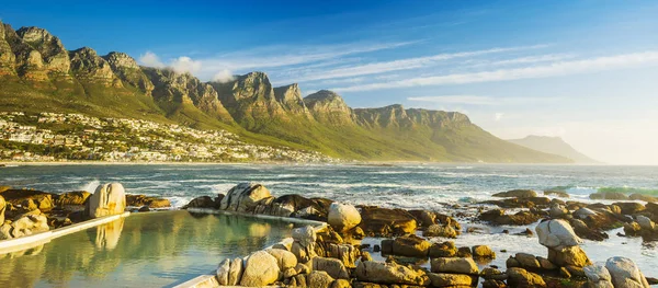 Panorama de Camps Bay en Ciudad del Cabo, Sudáfrica — Foto de Stock