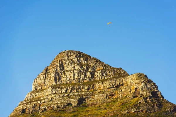 Parapente sobre a cabeça do leão na Cidade do Cabo, África do Sul — Fotografia de Stock