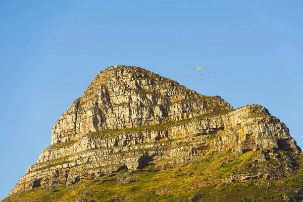 Параплана понад сигналу Хілл в Кейптауні, Південна Африка — стокове фото