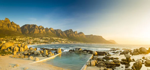 Zonsondergang Panorama van Camps Bay In Zuid-Afrika — Stockfoto