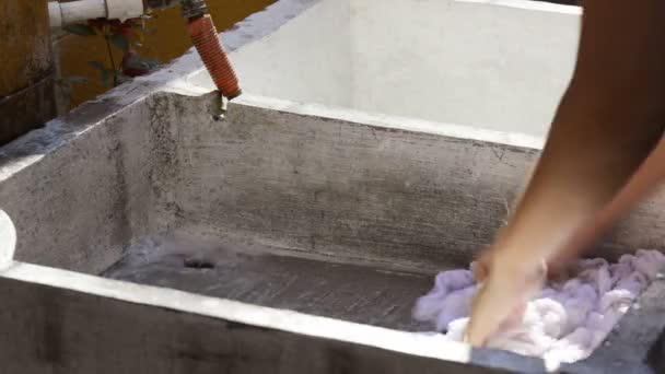 Kézi mosás ruhát szabadtéri mosoda — Stock videók
