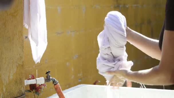 Mulher trabalhando na lavanderia ao ar livre — Vídeo de Stock