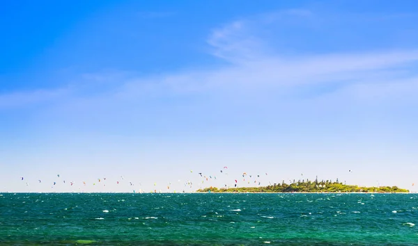 Kiteboarding Tropical Island — Zdjęcie stockowe