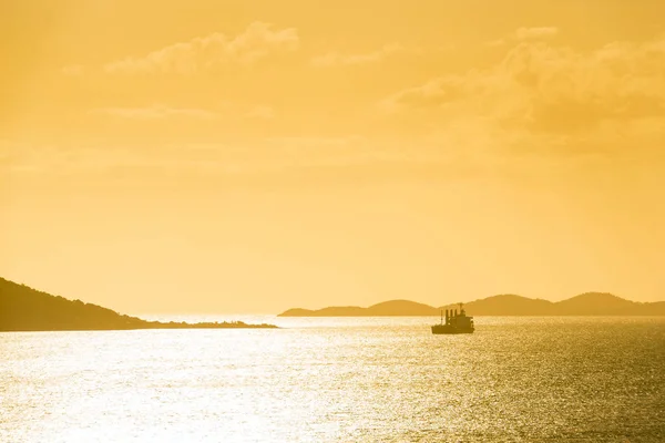 船映衬在日落海岸 新喀里多尼亚努美阿 — 图库照片