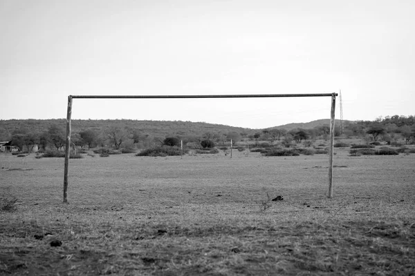 Afrikanska fotboll fältet svart och vitt — Stockfoto