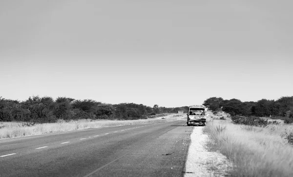 Queimado carro em África preto e branco — Fotografia de Stock