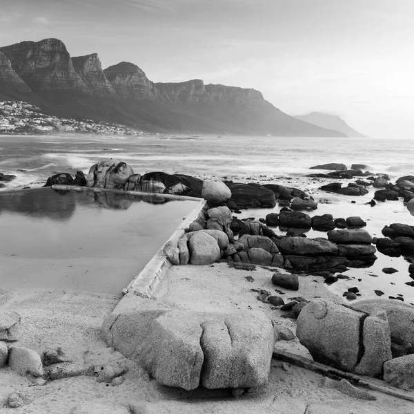 Camps Bay za soumraku černá a bílá — Stock fotografie