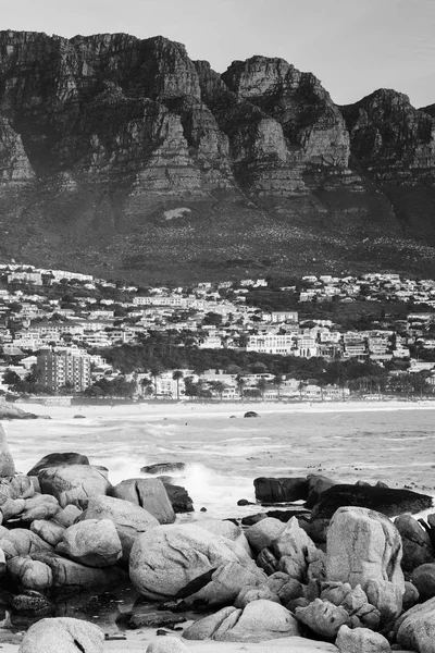 Camps Bay au coucher du soleil noir et blanc — Photo