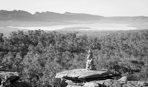 Montón de piedras blanco y negro —  Fotos de Stock