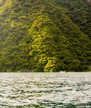 Lake atitlan üzerinde tekne