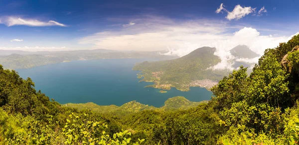 Vista panoramica del lago Atitlan — Foto Stock
