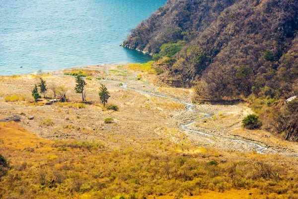 De rivier die stroomt in Lake Atitlan — Stockfoto