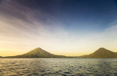 Volkanlar Lake Atitlan Guatemala üzerinde