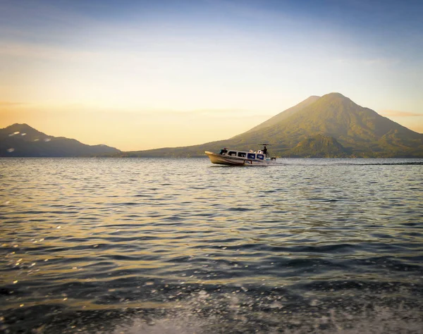 Turist teknesi göl Atitlan — Stok fotoğraf