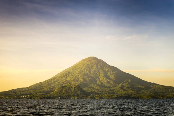 Volcán Tolimán en el lago Atitlán —  Fotos de Stock