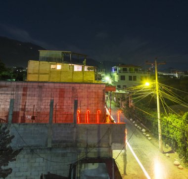 Panajachel, Guatemala - 1 Ocak: Noel ışıkları ve haber yıl eve kutlamaları havai fişek 1 Ocak 2018 yılında Panajachel, Solola üzerinde sokaklarda.
