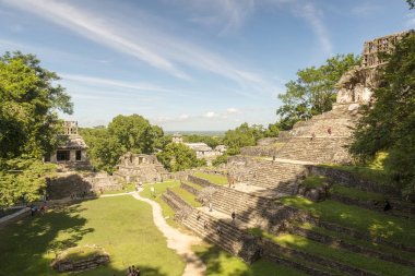 Palenque, Meksika - 29 Kasım: Bilinmeyen halkın yoğun orman tarafından 29 Kasım 2016 üzerinde Palenque içinde çevrili Maya tapınak kalıntıları keşfetmek. Palenque 1987 yılında Unesco tarafından dünya mirası ilan edildi.