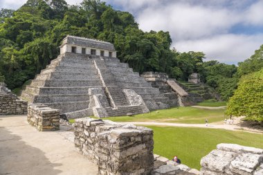 Palenque, Meksika - 29 Kasım: Kimliği belirsiz kişiler tarafından yoğun orman 29 Kasım 2016 Palenque çevrili Maya tapınak kalıntıları keşfetmek. Palenque 1987 yılında Unesco tarafından dünya mirası ilan edildi.