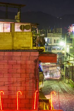 Panajachel, Guatemala - 1 Ocak: 1 Ocak 2018 yılında Panajachel, Solola'haber yıl gecesi kutlamaları sırasında sokaklarda olarak havai fişek patlamasını kimliği belirsiz kişi yürüyüş.