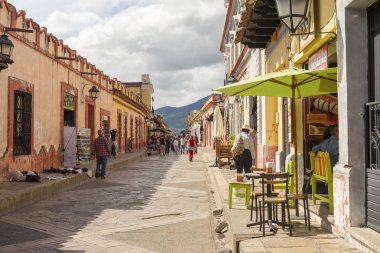 San Cristobal, Meksika - 28 Kasım: Koloni tarzı ile yan sokak kafe ve yürüme kimliği belirsiz kişi 28 Kasım 2016 yılında San Cristobal. San Cristobal de las Casas sömürge mimarisi için bilinen popüler bir turistik yer..
