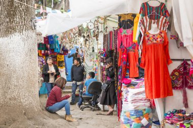 San Cristobal, Meksika - 27 Kasım: Tanımlanamayan satıcıları ve insanlara bir renkli pazarı üzerinde 27 Kasım 2016 yılında San Cristobal. Piyasalarda popüler turistik mekanlara San Cristobal de las Casas vardır.