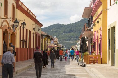 San Cristobal, Meksika - 28 Kasım: San Cristobal 28 Kasım 2016 üzerinde yoğun bir cadde üzerinde kimliği belirsiz kişi. San Cristobal de las Casas Chiapas devlet popüler bir turizm olduğunu.