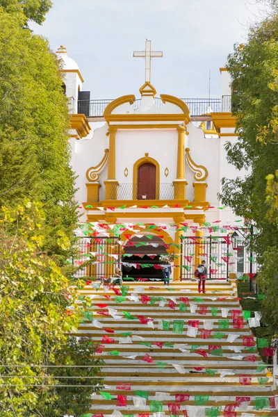 圣克里斯托瓦尔山 墨西哥 11月27日 一个看法由瓜教会在五颜六色的纸旗子之间排队它的台阶在2016年11月27日在圣圣克里斯托瓦尔山 瓜教堂是一个受欢迎的旅游地标圣圣克里斯托瓦尔山德 Las — 图库照片