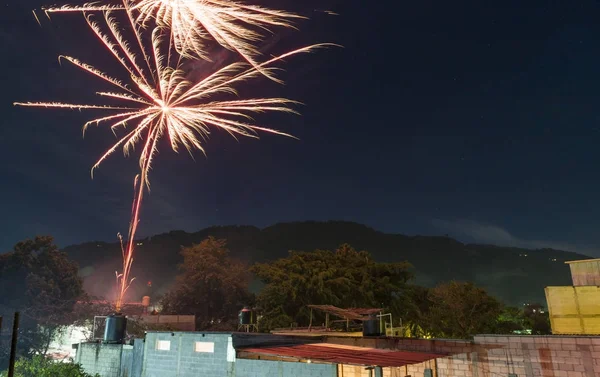 Fuegos artificiales de Nochevieja en Panajachel Guatemala — Foto de Stock