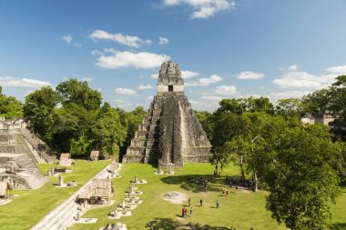 Turistler Tikal Jaguar tapınağında