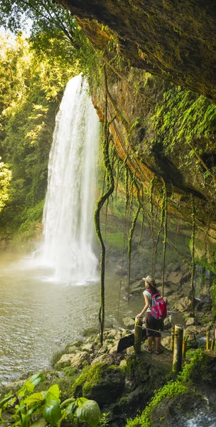 Tourist At Misol Ha Waterfall — Stock Photo, Image