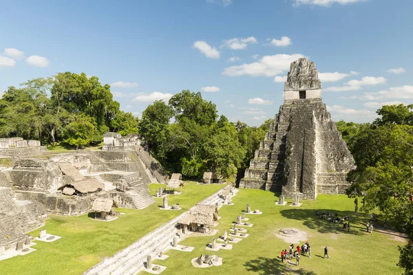 Turistas no Templo I em Tikal — Fotografia de Stock
