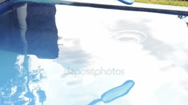 Yüksek tanım ayak bir kepçe ile bir havuz Temizleme
