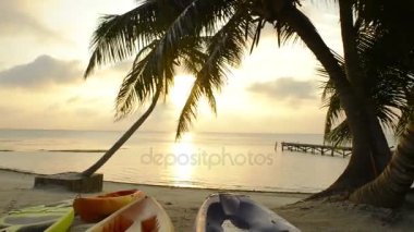 Tropikal plaj sahne su sporları