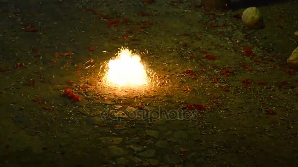 Μικρά Πυροτεχνήματα Εκρήγνυνται Στο Δρόμο Κατά Διάρκεια Μια Γιορτή Της — Αρχείο Βίντεο