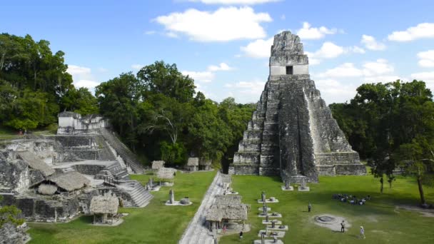 Toeristen bij de tempel van de Jaguar In Tikal Guatemala — Stockvideo