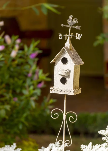 Decoratieve witte Birdhouse — Stockfoto