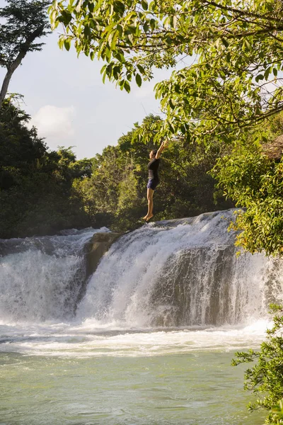 Aventure Voyageur sauter de cascade au Belize — Photo