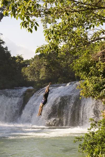 Aventure Voyageur sauter de cascade au Belize — Photo