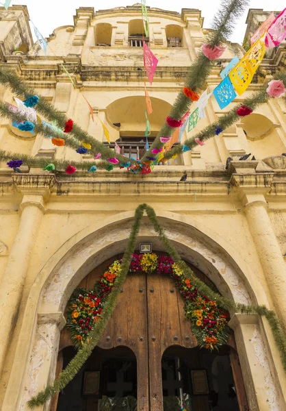 Kirchentürdekorationen in chaipas mexiko — Stockfoto