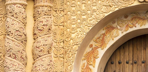 Arquitetura de igreja ornamentada com porta de madeira — Fotografia de Stock