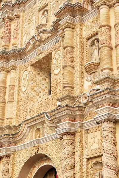 Церковь Санто Доминго Колонической Латиноамериканской Архитектурой San Cristobal Las Casas — стоковое фото