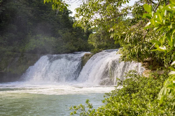 Cascata nel Parco Nazionale del Rio Blanco Belize — Foto Stock