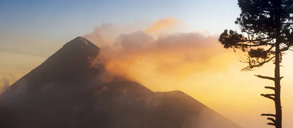 Vulcano Fuego Volcan Fuego Tramonto Con Fumo Nuvole Visto Dal — Foto Stock