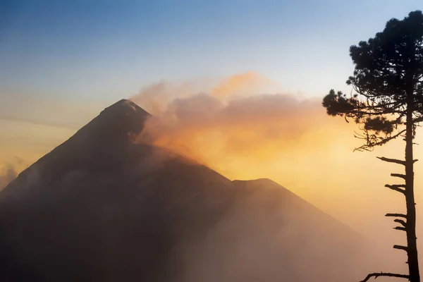 Wulkan Fuego Volcan Fuego Zachodzie Słońca Dymem Chmurą Widzianą Wulkanu — Zdjęcie stockowe