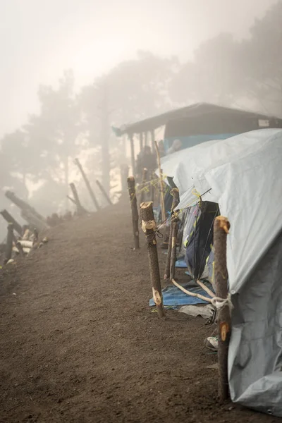 Camping Tents Row Thick Cloud Fog Summit Acatenango Volcano Guatemala — Stock Photo, Image