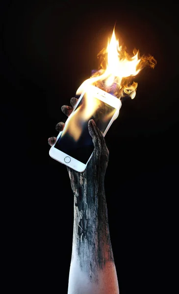 불타 휴대 전화를 들고 — 스톡 사진